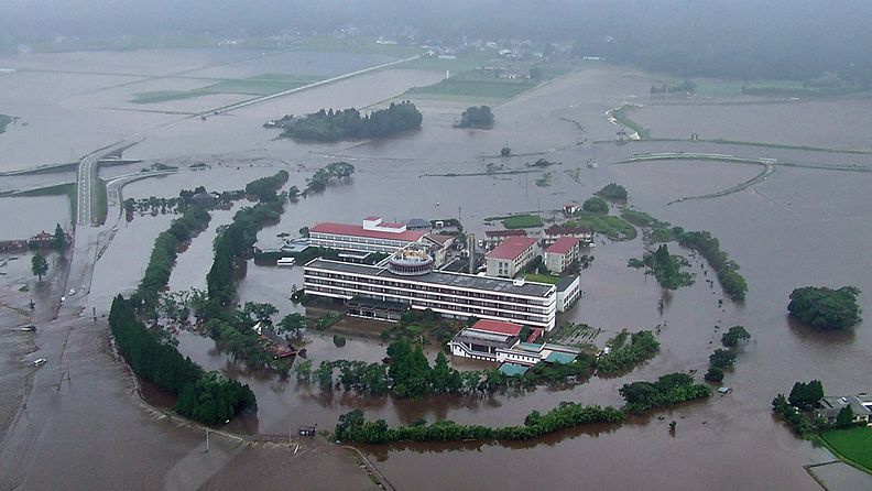 Japanilainen Ason kaupunki tulvan saartamana 12.7.2012.