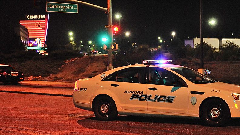Poliisi esti kulun ostoskeskukseen Denverissä, jossa ainakin 12 ihmistä kuoli ammuskelussa 20.7.2012.