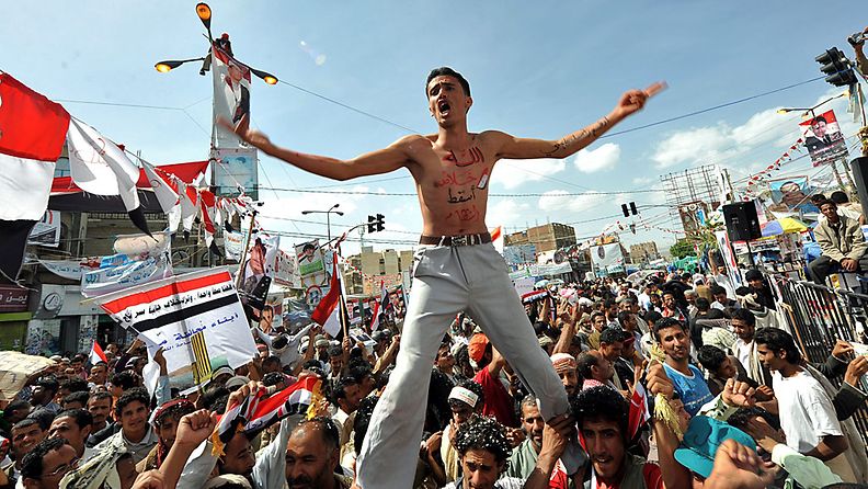 Jemenissä nuorisojoukot juhlivat 5.6.2011 presidentti Ali Abdullah Salehin lähtöä Saudi-Arabiaan.