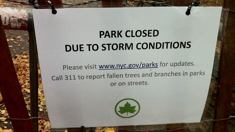 Puistoja oli suljettu myrskyn takia.