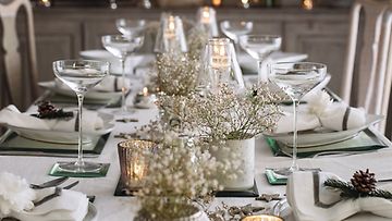 Valkoisilla ja hopeisilla koristeilla saa pöytäkattaukseen tyyliä. Kuva: The White Company.