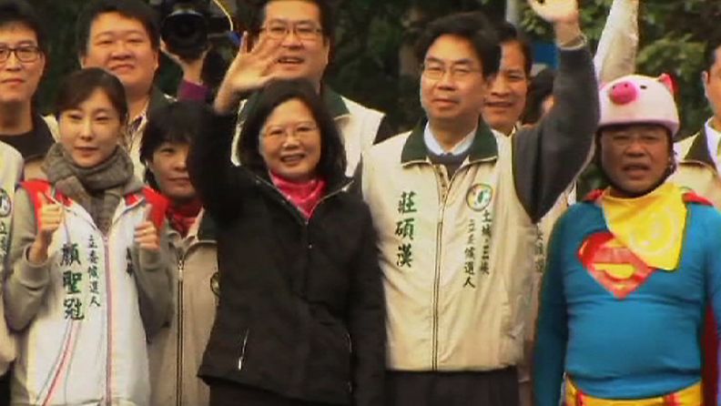 Tsai Ing-wen (keskellä) käy huumoripitoista presidentinvaalikampanjaa Taiwanissa.