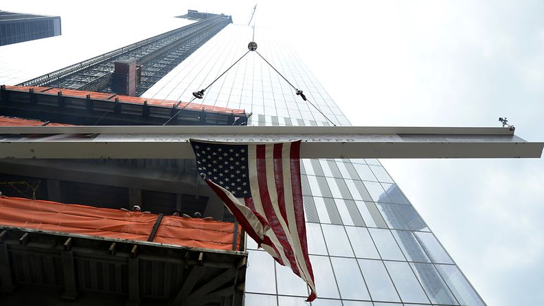 World Trade Centerin nelostornin viimeinen teräspalkki nousi korkeuksiin New Yorkissa maanantaina 25. kesäkuuta 2012.