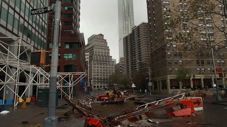 Katu petti alta rakennustyömaalla Manhattanin South Streetillä Sandy-myrskyn aikana.