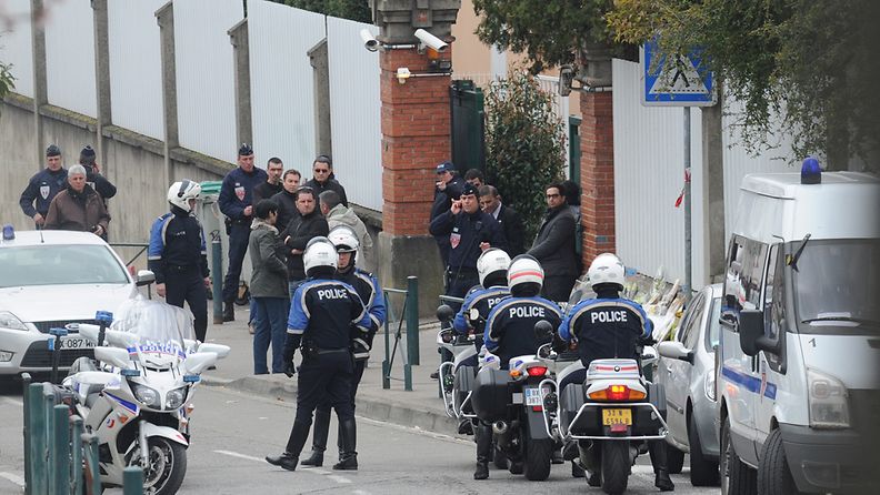 Poliiseja juutalaiskoulu Ozarah Hatorahin lähistöllä Toulousessa 20 maaliskuuta 2012.