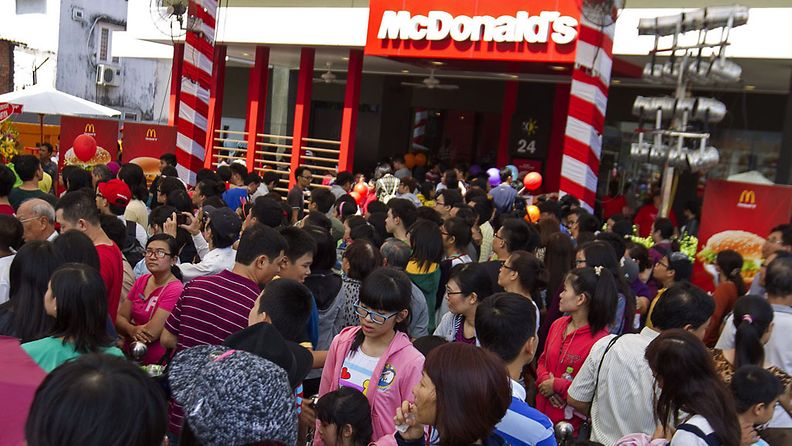 Vietnamin ensimmäisessä McDonald'sissa riittää kävijöitä.