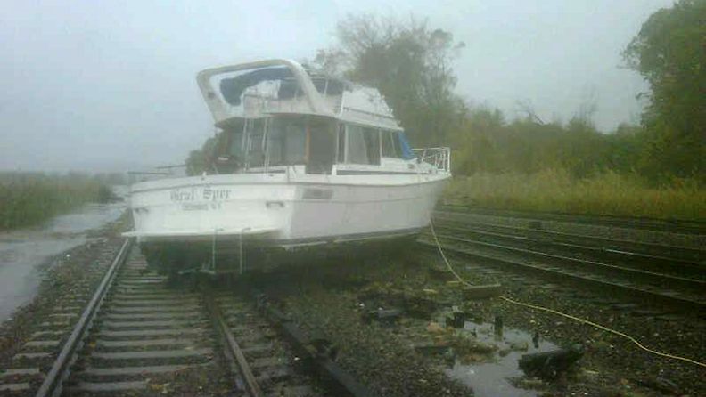 Vene oli ajautunut Hudsonin-linjan metrokiskoille Ossningissa lähellä New Yorkia Sandy-myrskyn seurauksena.