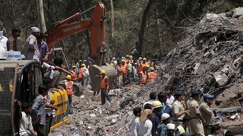 Pelastustyöt Mumbaissa sortuneen kerrostalon ympärillä jatkuvat yhä ja apuun on saatu muun muassa maansiirtokoneita ja nostokurkia. 