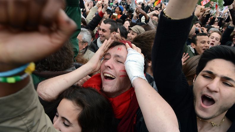 Kannattajat juhlivat Francois Hollanden voittoa Ranskan presidentinvaaleissa. 