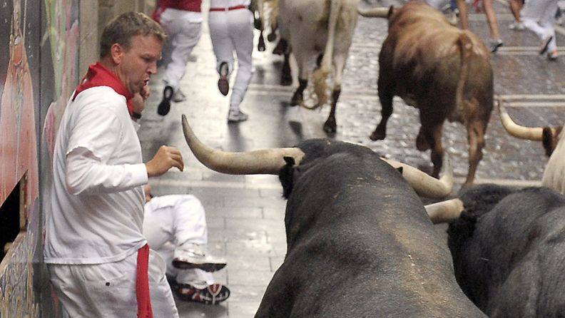 Ainakin kymmenen ihmistä loukkaantui Pamplonan perinteisessä härkäjuoksussa Espanjassa 10.7.2011.