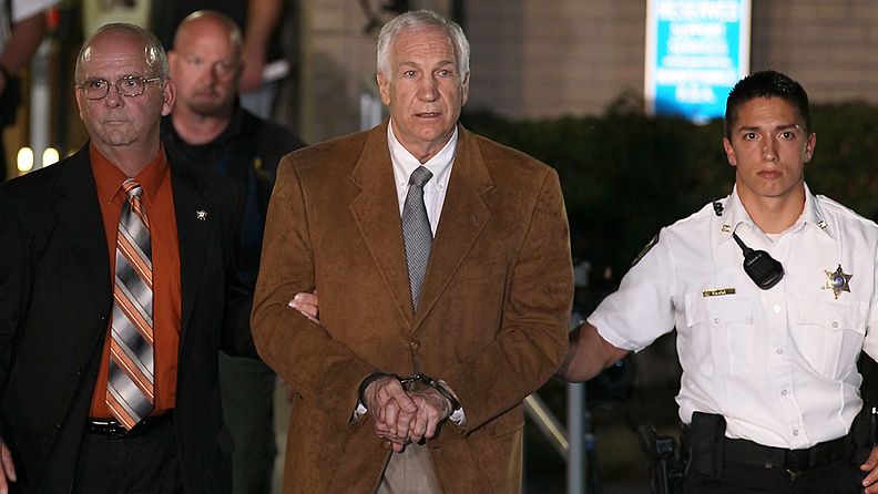 Pennsylvanialainen tuomioistuin tuomitsi Jerry Sanduskyn syylliseksi useiden poikien seksuaaliseen hyväksikäyttöön vuosina 1994-2008.
