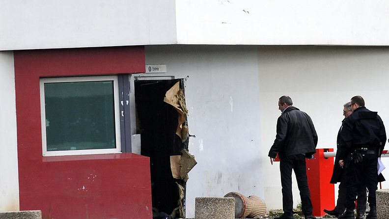 Vaarallinen rikollinen pakeni vankilasta Pohjois-Ranskassa räjähdysten ja panttivankien avulla 13.4.2013.