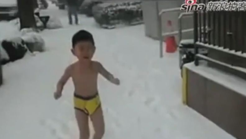 Kohuvideo lumessa juoksevasta kiinalaisesta lapsesta YouTubessa