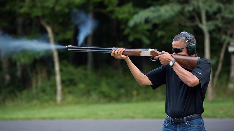 Yhdysvalloissa Valkoinen talo on virallisesti julkistanut kuvan savikiekkoja ampuvasta presidentistä Barack Obamasta 3.2.2013.