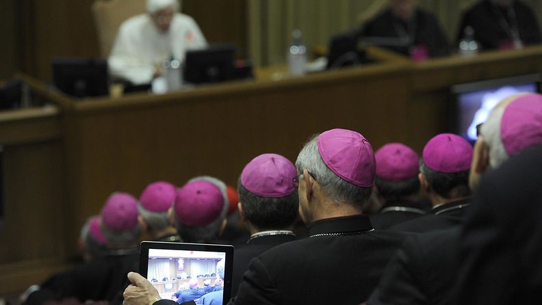 Paavi pitämässä puhetta Synod-hallissa Vatikaanissa.