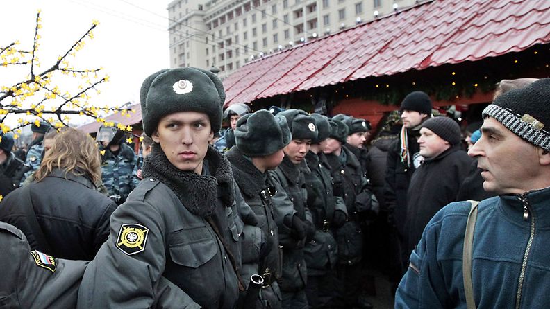 Mellakkapoliisit vartiovat vaalihuoneistoa Moskovan keskustassa 4. joulukuuta 2011.