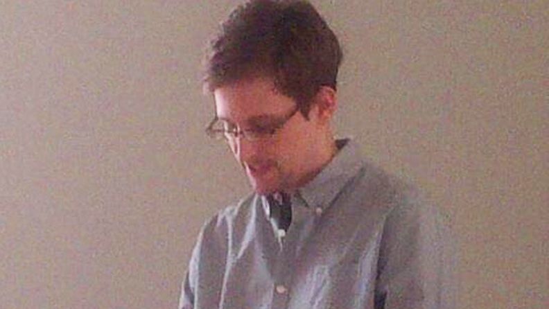 Human Rights Watch -järjestön kuva tietovuotaja Edward Snowdenista Moskovan lentokentällä 12.7.2013. Vasemmalla Wikileaksin Sarah Harrison.