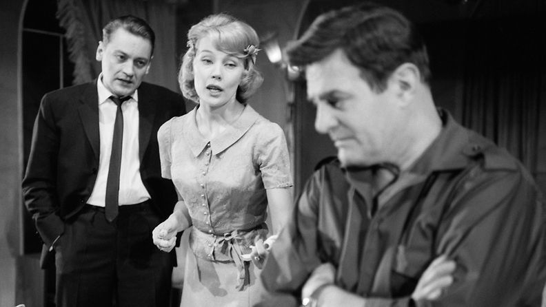 Tennessee Williamsin näytelmä "Sopeutumisen aika" Kansallisteatterin Pienellä näyttämöllä huhtikuussa 1962, vas. näyttelijät Jussi Jurkka, Tea Ista ja Tauno Palo. Kuva on otettu kenraaliharjoituksissa. Näytelmän ensi-ilta oli 13. huhtikuuta 1962.