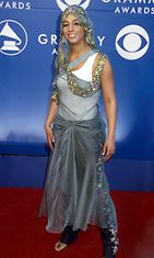 Alicia Keys saapui erikoisessa asussa vuoden 2002 Grammy-gaalaan.