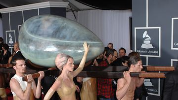 Vuonna 2011 Lady Gaga saapui Grammy-gaalaan hyvin erikoisesti.
