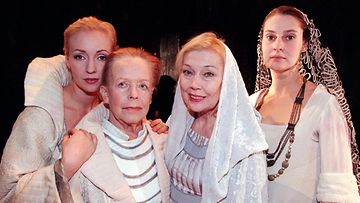 Suomen Kansallisteatterin Rikhard III -näytelmän Katariina Kaitue (Elisabet), Eeva-Kaarina Volanen (Yorkin herttuatar), Tea Ista (Margareta) sekä Minna Suuronen (Anna) vuonna 1997.