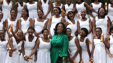 Oprah perustamansa koulun opiskelijoiden kanssa vuonna 2012.