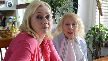 Sari Siikander (Alma) ja Tea Ista (Hellin) Heidi Köngäksen Hyväntekijä-elokuvan kuvauksissa Vantaalla 24. toukokuuta 2013. 