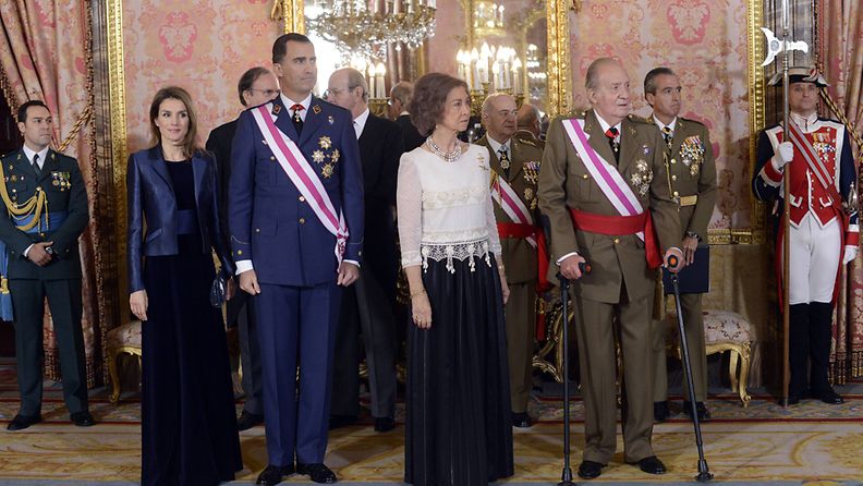 Kuningas Juan Carlos (oik.) ja kuningatar Sofia prinsessa Letizian ja prinssi Felipen kanssa.