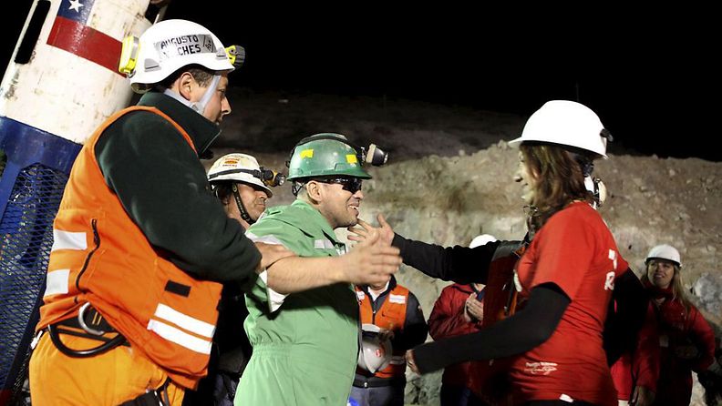 Vihreäpukuinen Jose Ojeda kuvattuna 13.10.2010, kun 33 kaivosmiestä pelastettiin yksi kerrallaan romahtaneesta kaivoksesta. 