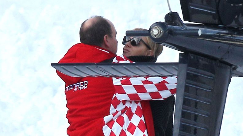 Monacon ruhtinaspariskunta Albert ja Charlene halailivat laskettelun lomassa.