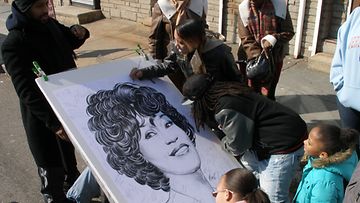 Fanit pääsivät allekirjoittamaan Whitneyn muistokuvan.