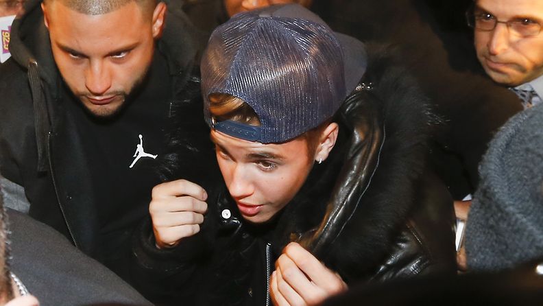 Justin Bieber saapui poliisiasemalle Torontossa fani- ja paparazzilauman saartamana.