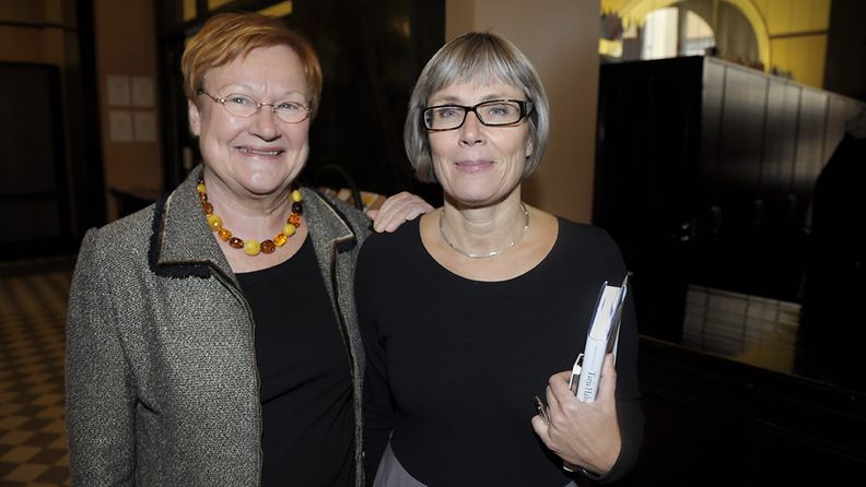 Tarja Halonen ja Maria Romantschuk vuonna 2012.