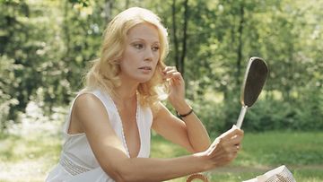 Näyttelijätär Tea Ista ohjaaja Matti Kassilan elokuvan "Haluan rakastaa Peter" filmauksissa heinäkuussa 1972. 