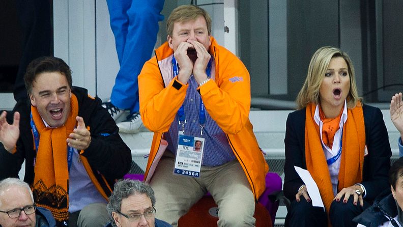 Hollannin kuningaspari Willem-Alexander ja Maxima Sotshin olympialaisissa kannustamassa pikaluistelijoita.