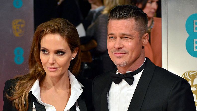 Angelina Jolie ja Brad Pitt jakavat Oscar-palkintoja kollegojensa seurassa.
