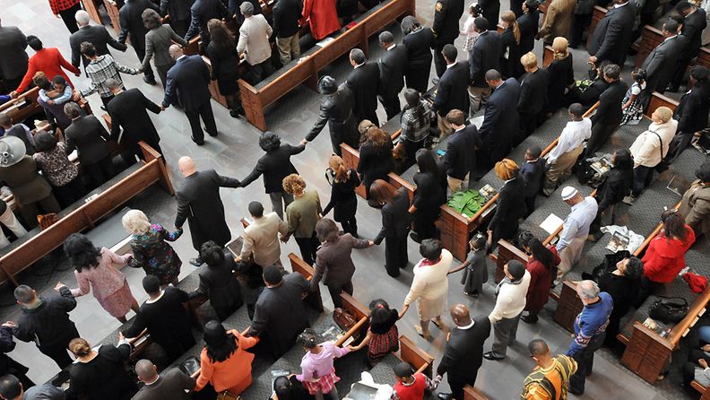 Ihmisiä rukoilemassa Martin Luther Kingin muistojumalanpalveluksessa baptistikirkossa Atlantassa 2010.