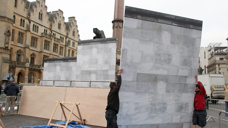 Työntekijät rakentavat muureja Westminster Abbeyn eteen Lontoossa.
