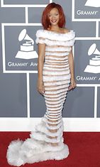 Rihanna saapui Grammy-gaalaan erikoisessa asussa 2011.