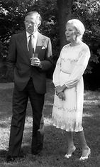 hjaaja Jack Witikka ja vaimo, näyttelijätär Tea Ista Ranskan kansallispäivän vastaanotolla Ranskan lähetystön vastaanotolla 1981.