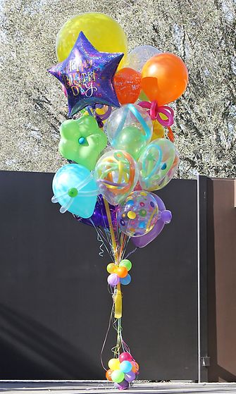 Jennifer Aniston sai syntymäpäivänään paljon ilmapalloja.
