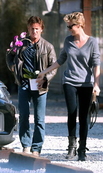Sean Penn ja Charlize Theron viihtyvät yhdessä.