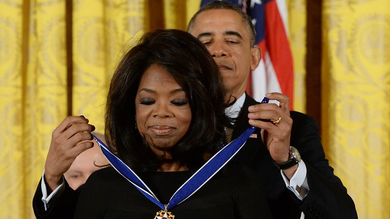Obama ojensi Oprahille Metal of Freedomin vuonna 2013.  