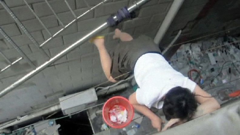 Nainen putosi kolmannesta kerroksesta sähkölankojen päälle Kiinassa. 