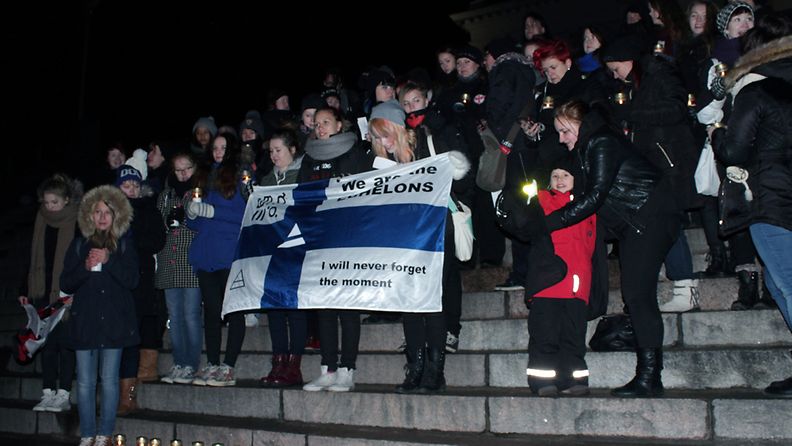 Fanit lauloivat yhdessä Tuomiokirkon portailla 2013.