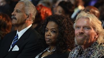 Oprah Winfrey ja Richard Branson (oik) Mandelan hautajaisissa.