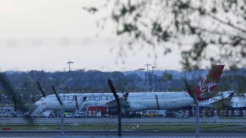 Virgin Atlanticin kone Lontoon Gatwickin kentällä hätälaskun jälkeen.