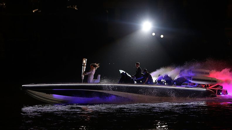 Olympiatulta avajaisseremonioihin kuljettava jalkapalloilija David Beckham alitti Tower Bridgen pikaveneellä.
