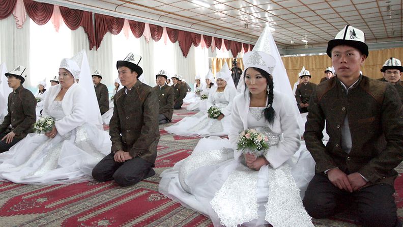 Massahääjuhlatapahtuma moskeijassa Kirgisian Bishkekissä marraskuussa 2012.