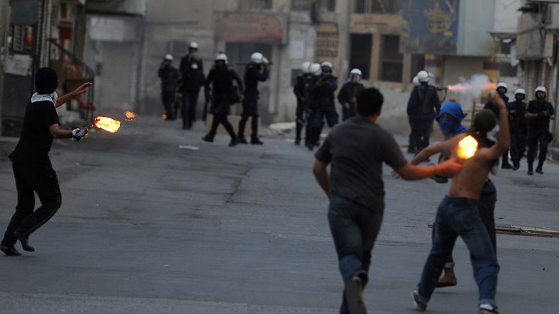 Mielenosoittajat ja poliisit ottivat yhteen Bahrainin pääkaupungin Manaman liepeillä 6. huhtikuuta. Levottomuudet ovat jatkuneet yli vuosi sitten alkaneesta arabikeväästä.